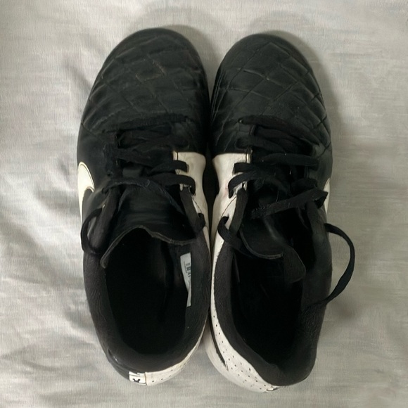 Nike boys/ girls Tiempo soccer Cleats - some STAINS but good condition - Picture 3 of 16